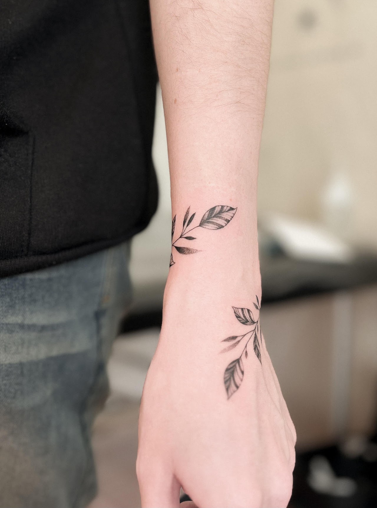 Tatuaje de línea fina de un pajarito